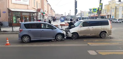 Автоледи на омской трассе попала под два грузовика подряд и погибла —  СуперОмск