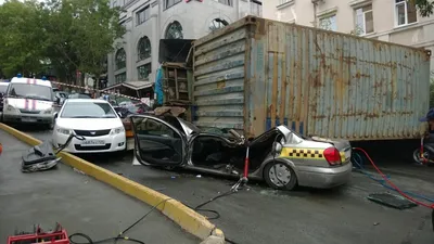 Таксиста, пострадавшего в ДТП на Лазо во Владивостоке, вытащили из  искореженного авто - PrimaMedia.ru