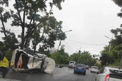 Видео момента смертельного ДТП во Владивостоке, где «Ауди» на полном ходу  таранит «Акву» - KP.RU