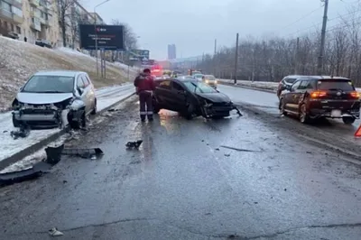 ДТП во Владивостоке стало причиной обрушения железнодорожного моста | Видео  | Известия | 04.10.2021