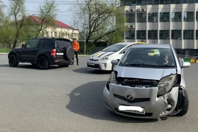 Выехал на тротуар: во Владивостоке «Ауди» на полном ходу насмерть сбила  девушку и врезалась в щит АЗС - KP.RU