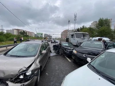 Момент ДТП с 10 машинами попал на видео в Воронеже