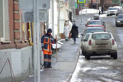 дворник в шлеме забирает мусор в городе Редакционное Стоковое Фото -  изображение насчитывающей платье, москва: 152349098