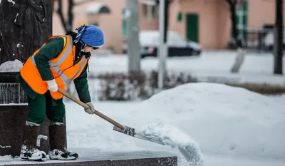 дворник на работе в центре города Редакционное Стоковое Изображение -  изображение насчитывающей чистка, город: 152349139