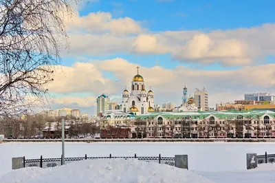 Обваловка в Екатеринбурге весной Стоковое Фото - изображение насчитывающей  вероисповедание, зодчества: 109276846