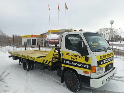 На помощь эвакуатора автомобильной аварии. Эвакуатор восстановления  автомобиля поломки аварии планшетный голубой Иллюстрация вектора -  иллюстрации насчитывающей разбивка, изолировано: 206203632