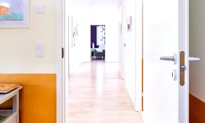 Входные финские двери JELD-WEN BASIC 0050 коричневая/ гладкая внутренняя  панель, со стеклопакетом.