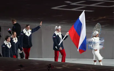 В Сочи мужчина бросился на пирс в шторм, чтобы распутать флаг России
