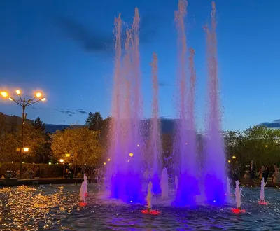 Чита, RU - Jul17 2014: Фонтан города в центральной площади Читы  Редакционное Фотография - изображение насчитывающей конструкция, лето:  76410462