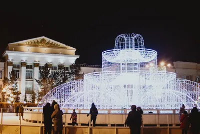 Чита, RU - Jul17 2014: Фонтан города в центральной площади Читы  Редакционное Фотография - изображение насчитывающей конструкция, лето:  76410462