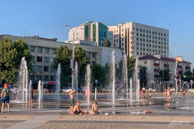 Фотография Россия, город Краснодар. Фонтан \"Болельщик\", открытый на  Театральной площади Краснодара ко Дню Города 25 сентября 2011 года. |  Фотобанк ГеоФото/GeoPhoto | GetImages Group