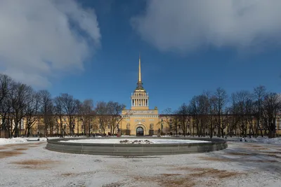 Санкт-Петербург Live - 💛«Люблю твой шпиль Адмиралтейства и звук шагов по  мостовой, и белой ночи чародейство, и воздух серо-голубой. Люблю гранита  парапеты и над Невою чинных львов. Понятны мне твои секреты, подарки