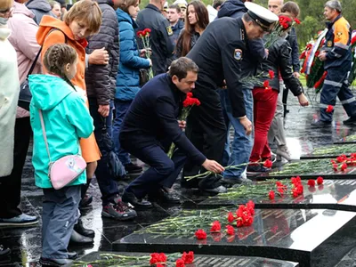 NEWSru.com :: В РФ почтили память моряков АПЛ \"Курск\", погибших 20 лет  назад в результате катастрофы, с которой началось \"свертывание демократии\"