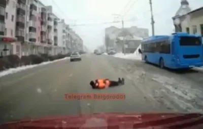 В Белгороде коммунальщик лёг на дорогу под колёса машин - Новости Белгорода