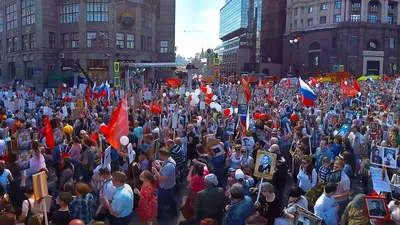 Гигарама\": Участники \"Бессмертного полка\" на Красной площади в Москве