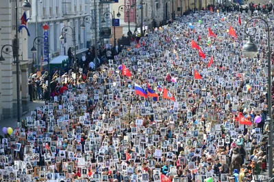 Людское море «Бессмертного полка» захлестнуло Владивосток, люди шли, пели и  плакали — Город В