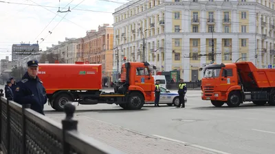 Новые многоэтажные здания в заросшем лесом районе города Челябинска взгляд  сверху Стоковое Изображение - изображение насчитывающей ново, самомоднейше:  72115429