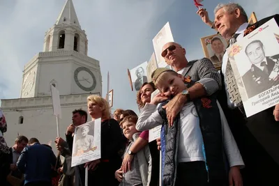 Десятки тысяч человек приняли участие в шествии \"Бессмертный полк\" в Казани