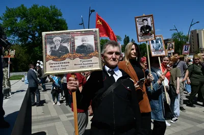 Возложение цветов героям ВОВ и ЧВК \"Вагнер\", ветеран на коленях, фейерверк:  Краснодар отметил День Победы – онлайн трансляция