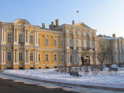 File:Санкт-Петербург, г. Петергоф, Большой Петергофский дворец.jpg -  Wikimedia Commons