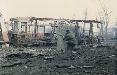 Война не называлась войной, пленных игнорировали, сотни тел лежали в  холодильниках\". Глава \"Мемориала\" о параллелях с войнами в Чечне