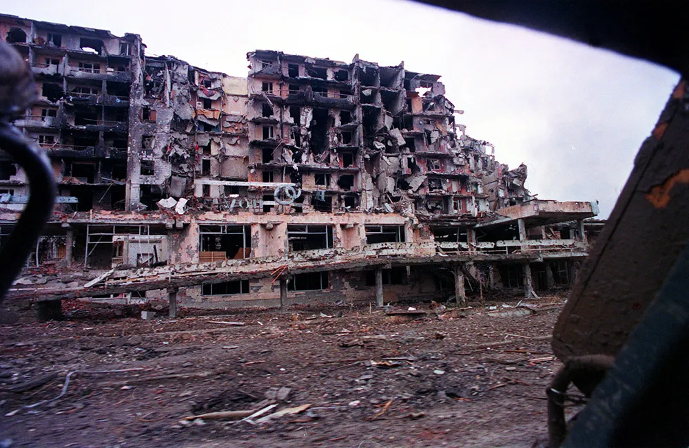 Разрушенный грозный. Разрушенный Грозный 1995. Чечня город Грозный 1999. Грозный город 1995. Площадь минутка Грозный 1995.