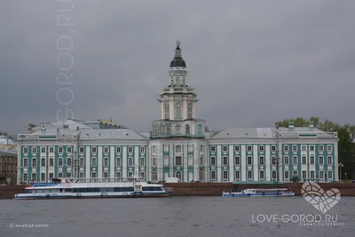 Здание Кунсткамеры в Петербурге