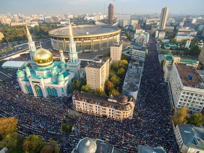 200 тысяч мусульман приняли участие в праздничном намазе на Курбан-байрам в  Москве | islam.ru