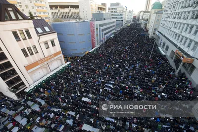 Праздничный намаз прошел в честь Курбан-байрама в Москве - фото