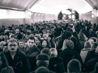 Жителей Москвы попросили отказаться от поездок в метро в час пик