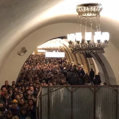 Что происходит в московском метро в День города: фото, куда сходить на День  города в Москве, как добраться на метро, когда в столице час пик, очень  много людей, мероприятия на День города,