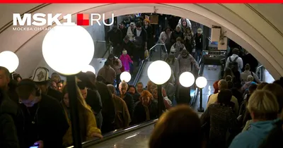 Москва - 9 июня: толпа людей на платформе в час пик, станция метро  \"Митино\", Москва, 9 июня 2014 г. – Стоковое редакционное фото © Devin_Pavel  #47952979