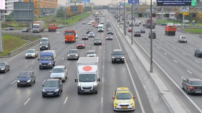 Москва- Россия может 10 2018. Движение на западе мкад. Mkad Редакционное  Стоковое Изображение - изображение насчитывающей надземно, экраны: 172604119