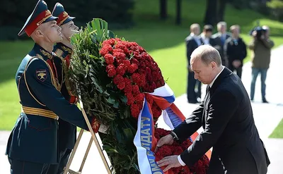 Достойное мнение. История могилы Неизвестного Солдата, к которой президент  РФ всегда возлагает цветы