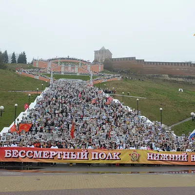 Бессмертный полк из 20 тысячи человек сфотографировался на Чкаловской  лестнице в Нижнем Новгороде - KP.RU