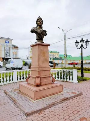 Памятник Остапу Бендеру и Кисе Воробьянинову в Чебоксарах