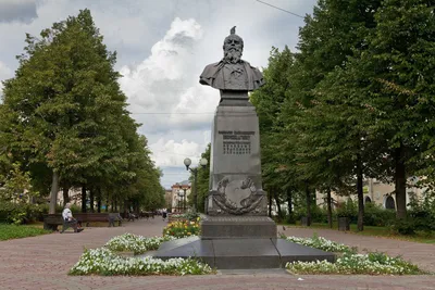 В Череповце на набережной установили памятник городовому