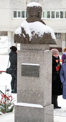 Фото «Череповец. В историческом районе Криули. Памятник Ивану Милютину  (2005 г, скульптор Андрей Ковальчук). » из фотогалереи «Череповец. Круизные  будни теплохода Лебединое озеро.» Россия , Череповец город #2890482