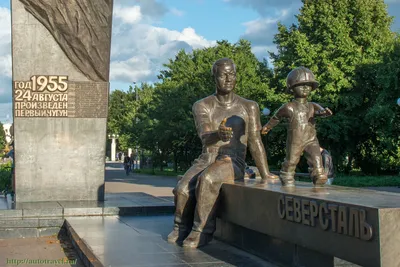 Памятный знак в честь 60 летия треста Череповецметаллургстрой ( Глобус  Череповца )