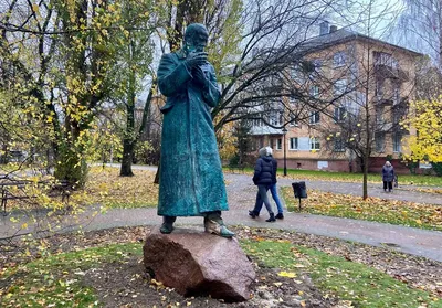 Памятник к Иммануел Кант в ярком весеннем дне Калининград Стоковое Фото -  изображение насчитывающей россия, визирование: 118816228