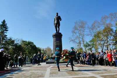 Не дай бог такое приснится»: стало известно, кто установил депрессивный  памятник врачу с ребенком в Хабаровске - KP.RU