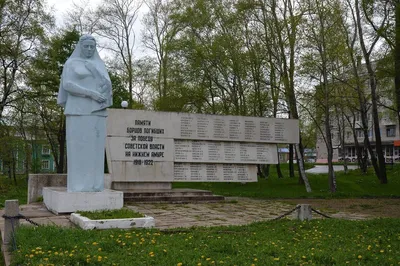 Хабаровск. Перекресток Уссурийского бульвара и улицы Пушкина. На улице  Карла Маркса. Памятник Е.П. Хабарову.