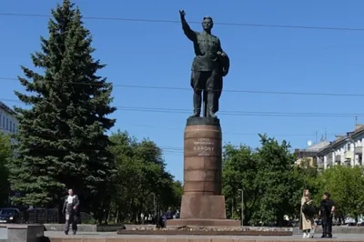 В Кирове снесут аварийные деревья у памятника С. М. Кирову | ОБЩЕСТВО | АиФ  Киров