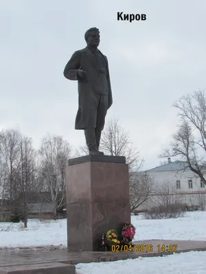 Гаубица и БТР у памятника маршалу Коневу, Киров