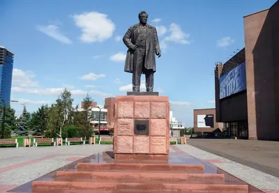 Памятник художнику Андрею Поздееву в Красноярске