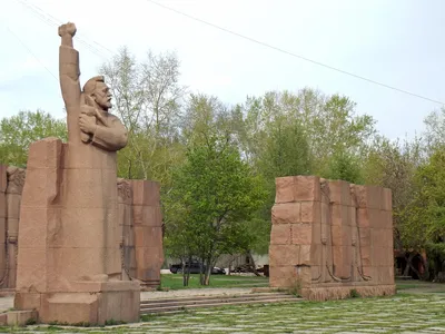 В Красноярске открыли памятник первому губернатору / Новости общества  Красноярска и Красноярского края / Newslab.Ru