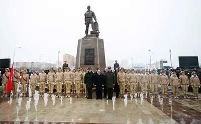 Памятник В. П. Чкалову, жанровая скульптура, Оренбург, Пушкинский бульвар —  Яндекс Карты