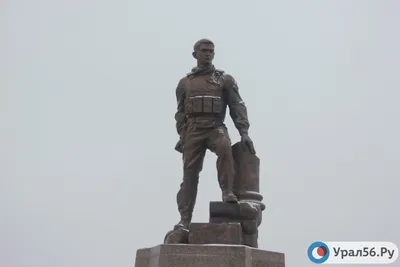 г.Оренбург памятник Александру Зассу возле Оренбургского цирка |  Фотопланета | Памятник, Солдаты, Атлет