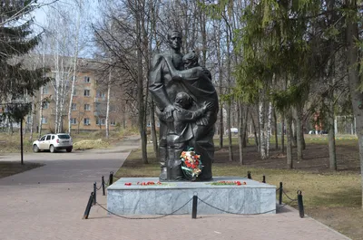 На площади Жукова в Пензе отбили плитку с постамента памятника Конституции