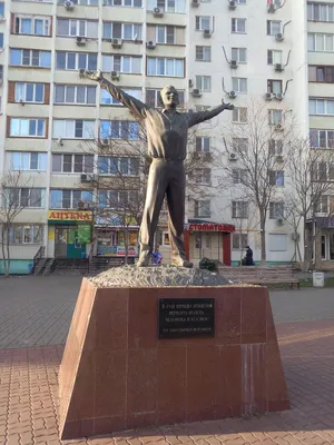 Файл:Ростов-на-Дону, памятник Ю.А. Гагарину на проспекте Королёва.JPG —  Википедия